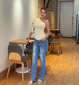 Jean en denim bleu foncé taille haute à jambe large pour femme avec poches, coupe ample, idéal pour un usage quotidien décontracté et des tenues streetwear - Product Image 1