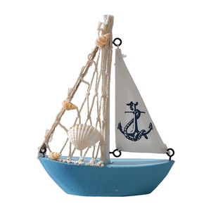 Ornement de bateau à voile en bois de style méditerranéen rouge et bleu avec motif coquillage et ancre pour la décoration intérieure - Product Image 4
