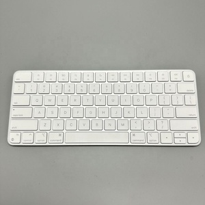 Teclado para Portátil A1644 MagicKeyboard, Retroiluminación RGB, Mecánico, Inalámbrico, USB Tipo-C, Usado Como Nuevo, Venta al Por Mayor - Product Image 1