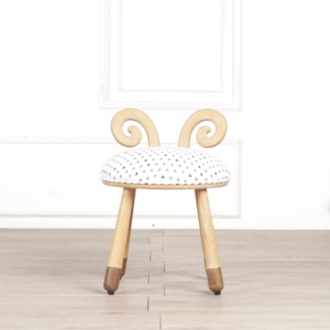 Chaise pour enfants en bois massif moderne d'Indonésie, fabriquée avec expertise pour un confort optimal, ajoute une touche de charme ludique au salon - Product Image 2