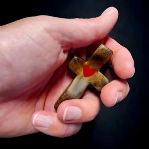 Croix Confort Personnalisée en Bois d'Olivier - Cadeau Anti-Anxiété et d'Encouragement pour la Prière, la Présence et la Portée en Poche - Product Image 4