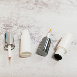 Flacon d'eye-liner blanc cylindrique avec bouchon argenté, tube cosmétique vide, emballage personnalisé pour eye-liner liquide, conteneur avec logo sur mesure - Product Image 4