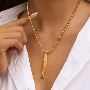 Collana con Ciondolo Impermeabile Placcato Oro 18K in Acciaio Inossidabile, Design Classico Minimalista a Forma di Pesce, Collana con Ciondolo di Lusso Leggero - Product Image 4