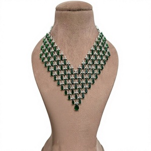 Conjunto de collar y aretes de circonita plateada de primera calidad, elegante y moderno, para compromiso, boda, fiesta, colección. - Product Image 2