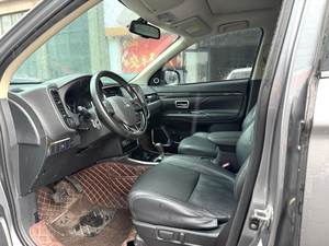 <span class=keywords><strong>Mitsubishi</strong></span> <span class=keywords><strong>Outlander</strong></span> 2018, SUV 7 places, sièges en cuir, transmission automatique, moteur essence 2.0L, 2 roues motrices, caméra de recul, pneus R16 - Product Image 2