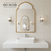 Miroir mural contemporain SWT avec cadre en métal doré arqué, dos en MDF, verre argenté de 4 mm, finition thermolaquée pour la maison