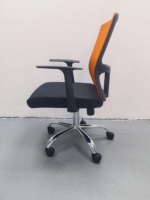 Chaise de bureau exécutive pivotante inclinable moderne de couleur orange avec appui-tête réglable et tissu en maille confortable