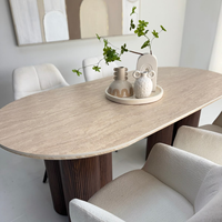 Ovaler Esstisch im Travertin-Look mit Gesinterter Steinplatte und Gerillten Massivholzbeinen Modernes Design für Apartments & Hotels