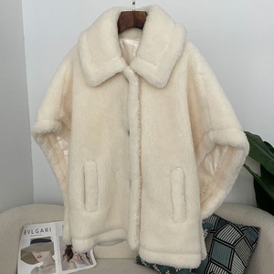 Teddy Bear Cape Vest Spring Outwear Jacket con mangas cortas de murciélago y diseño grueso - Product Image 6