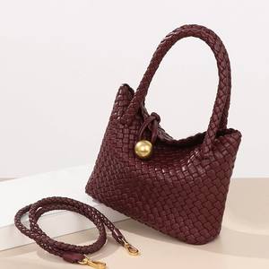 Sac à bandoulière en PU tissé à motif géométrique haut de gamme pour femme, avec poignée unique, doublure en polyester et fermeture à bouton - Product Image 2