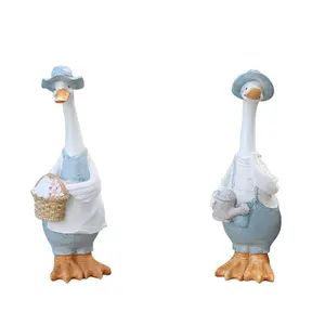 Factory customizes cartoon couple duck ornaments for garden decoration