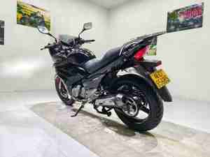 Le Suzuki GW250 est un vélo de rue bicylindre classique d'entrée de gamme connu pour sa fiabilité et sa distribution de puissance en douceur - Product Image 4