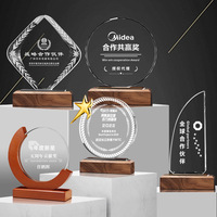 Plaques de récompenses d'honneur haut de gamme personnalisées Trophées créatifs en verre de cristal avec autorisation de médailles en bois et en argent requise