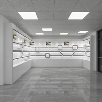 Ensemble de présentoirs de magasin de beauté rose, table d'îlot cosmétique à LED arquée, vitrine murale, équipements personnalisés