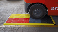 Fabrik-Großhandel 400*400*18mm Rutschfeste Garagenbodenplatten PP Ineinandergreifende Bodenplatten Modulare Werkstatt-Garagenbodenfliesen