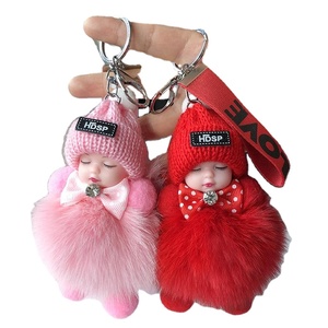 Porte-clés en peluche doux et mignon en forme de bébé endormi avec pompon en fourrure de lapin, design durable et écologique, idéal comme cadeau pour clés de voiture - Product Image 1