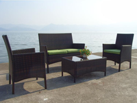 Ensemble de conversation en rotin d'extérieur 4 pièces : canapé deux places et chaises avec table basse en verre et coussins pour patio, balcon, terrasse, jardin