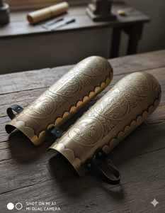 Protector de Codo de Armadura Romana de la Mejor Calidad, Diseño de Protección, en Acero Dulce de Calibre 18, Acabado Antiguo en Latón con Correa de Cuero - Product Image 2