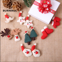 Kit DIY de Noël en feutre de laine pour feutrage à l'aiguille, comprenant des pendentifs en forme de botte en similicuir, de bonhomme en pain d'épices et de renne, et des ornements pour la décoration d'événements