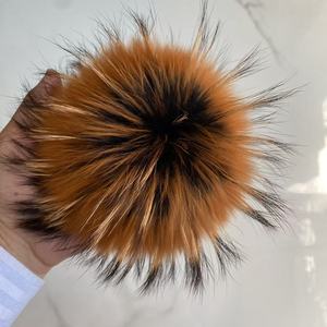 Pompones de piel de mapache Real de 15cm de alta calidad al por mayor de fábrica, bolas de pompón de piel esponjosa de Color personalizado para sombrero con broche - Product Image 1