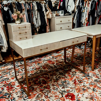 Table à langer portable de style moderne du milieu du siècle avec un design de panneau cannelé en forme de vague, commode à tiroirs assemblée, salon en bois
