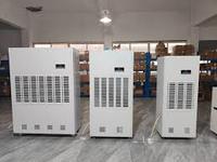 Déshumidificateur industriel portable de 480 L avec roues pour la récupération après inondation et le séchage des bâtiments.