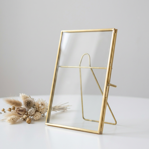 Cadre flottant en laiton à double verre avec support, fait main, classique, taille personnalisée pour fleurs pressées et photos - Product Image 1