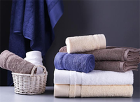 Serviettes en coton double épaisseur 32s/2, texture lisse, durables, faible peluchage, pour salons professionnels, spas, centres de beauté, avec étiquette tissée personnalisée.