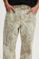 Jean baggy pour homme en denim 100% coton, coupe droite premium, avec bouton personnalisé et patch en cuir, motif camouflage Native Trail