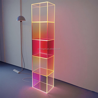 Nouveau design de vitrine acrylique grille lueur à usage domestique vitrine verticale de produits acryliques créativité