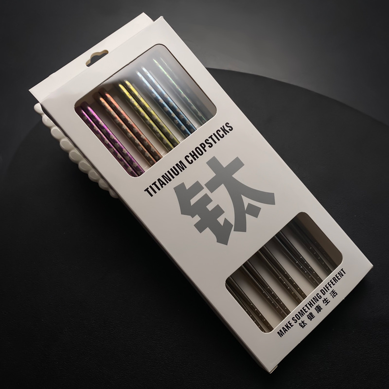 Caja de regalo mixta blanca con cinco pares de cristales de hielo de flor de cerezo a media flor.