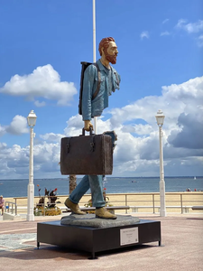 Le Pezzi Manichesse: Famosa Scultura in Bronzo a Grandezza Naturale '<span class=keywords><strong>Bruno</strong></span> Viaggiatore' in Vendita - Product Image 1