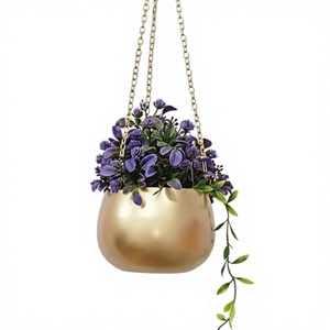 Pots de fleurs suspendus plaqués or avec chaînes pour décoration murale, design minimaliste moderne, jardinières pour plantes et fleurs d'intérieur - Product Image 6