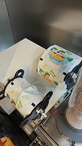 Distributeur automatique de jus d'orange frais avec scellage de gobelets pour parc d'attractions - Product Image 3