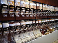 Haute clair acrylique mur distributeur de céréales en vrac écrou bonbons Grain fruits secs PET alimentaire épice affichage distributeur de nourriture pour le marché