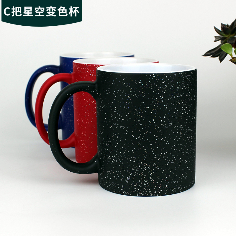 C: Coloca la taza que cambia de color con diseño de cielo estrellado en una caja blanca.