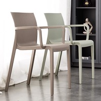 Chaise de salle à manger moderne en plastique épaissi avec dossier pour la maison, les restaurants, les balcons extérieurs, les hôtels, les cafétérias, les écoles et les chantiers de construction