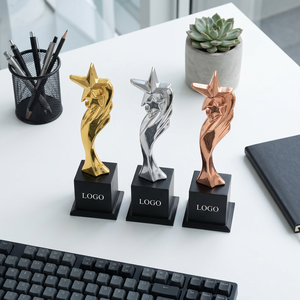Trophée moderne en verre et cristal avec finition chromée, impression UV et gravure laser pour les réalisations sportives animales - Product Image 1