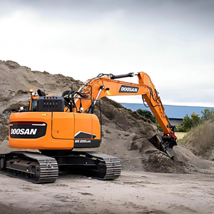 Excavadora de cadenas DX235LCR con martillo hidráulico, maquinaria de excavación de 23 toneladas, 0.92 m3, excavadora de construcción duradera, popular en Namibia - Product Image 1