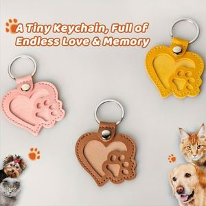 Llavero de piel sintética para guardar recuerdos de mascotas, colgante con forma de corazón y huella para amantes de perros y gatos - Product Image 5