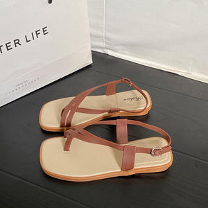 Chaussures de plage polyvalentes et tendance à semelles souples pour l'extérieur, associées à des pantoufles plates décontractées pour femmes - Product Image 3