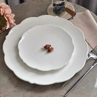 Assiette plate en porcelaine émaillée blanche pure, style européen simple, avec bordure en dentelle, écologique, pour desserts et gâteaux, idéale pour l'hôtellerie