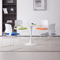 Chaise de bureau moderne et minimaliste avec dossier, design ergonomique pour personnel, idéale pour salles de réunion et formations ; chaise empilable