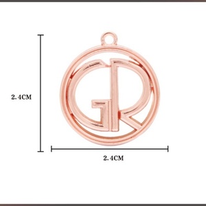 Étiquette ronde en métal or rose avec logo de marque pour breloques de créateurs de vêtements - Product Image 5