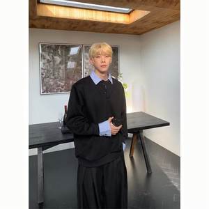 Sweat-shirt en laine à manches longues pour homme et femme, style patchwork bicolore, peint à la main, col rabattu, coupe ample, pour l'hiver - Product Image 1