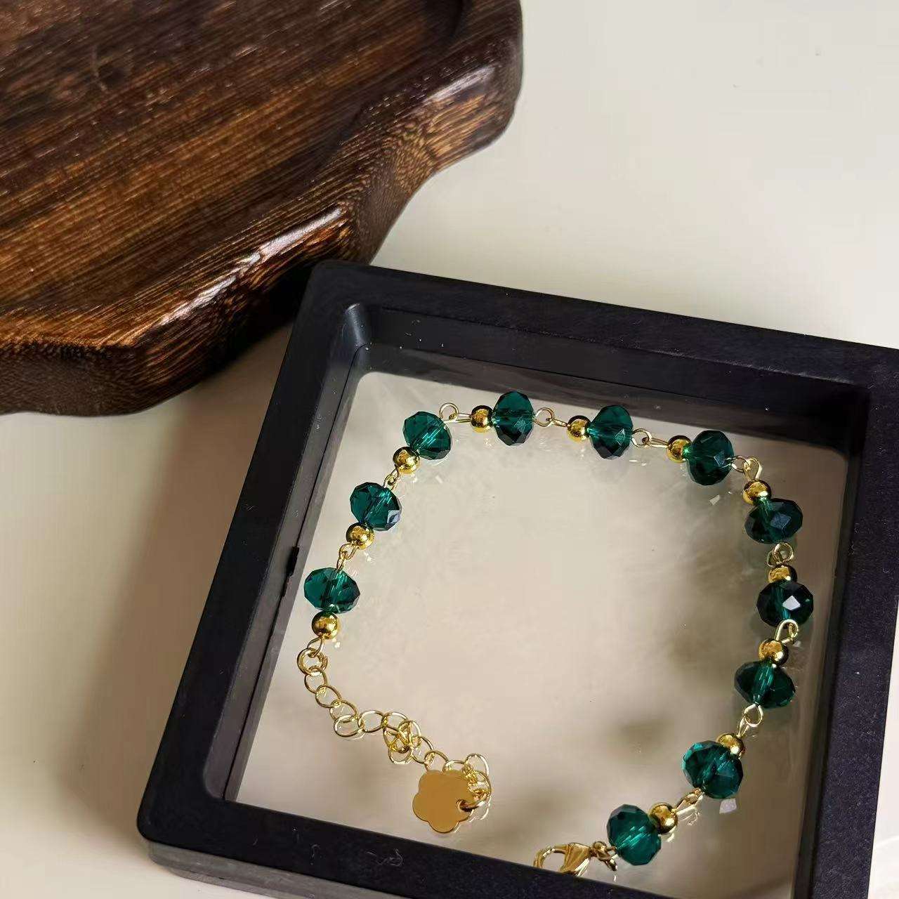 สีเขียวเข้ม