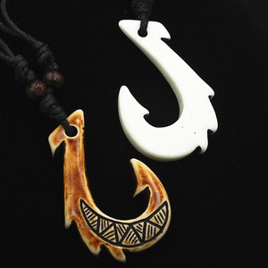 Collar tribal maorí de Nueva Zelanda al por mayor, joyería Hawaiana de resina tallada, collar con colgante de gancho de hueso de pescado para hombre - Product Image 2