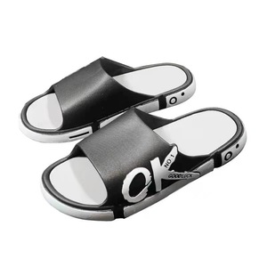 Sandales plates décontractées tendance pour garçon Nouveau créateur <span class=keywords><strong>Pantoufles</strong></span> d'extérieur en PVC Chaussures OK <span class=keywords><strong>Pantoufles</strong></span> pour hommes - Product Image 1