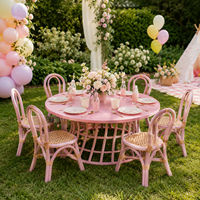 Table d'activités ronde en rotin rose pastel, jaune et blanc pour enfants, idéale pour les événements extérieurs, les anniversaires, les jardins d'enfants et la location.