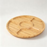 Ronde bamboe serveerschaal met 5 compartimenten, houten dienblad voor snacks, noten en fruit, geschikt voor hapjes en voedsel bij feestjes.